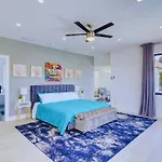 Luxe Waterfront Mansion W Private Nightclub, Cinema, Game Room, Gym & Pool