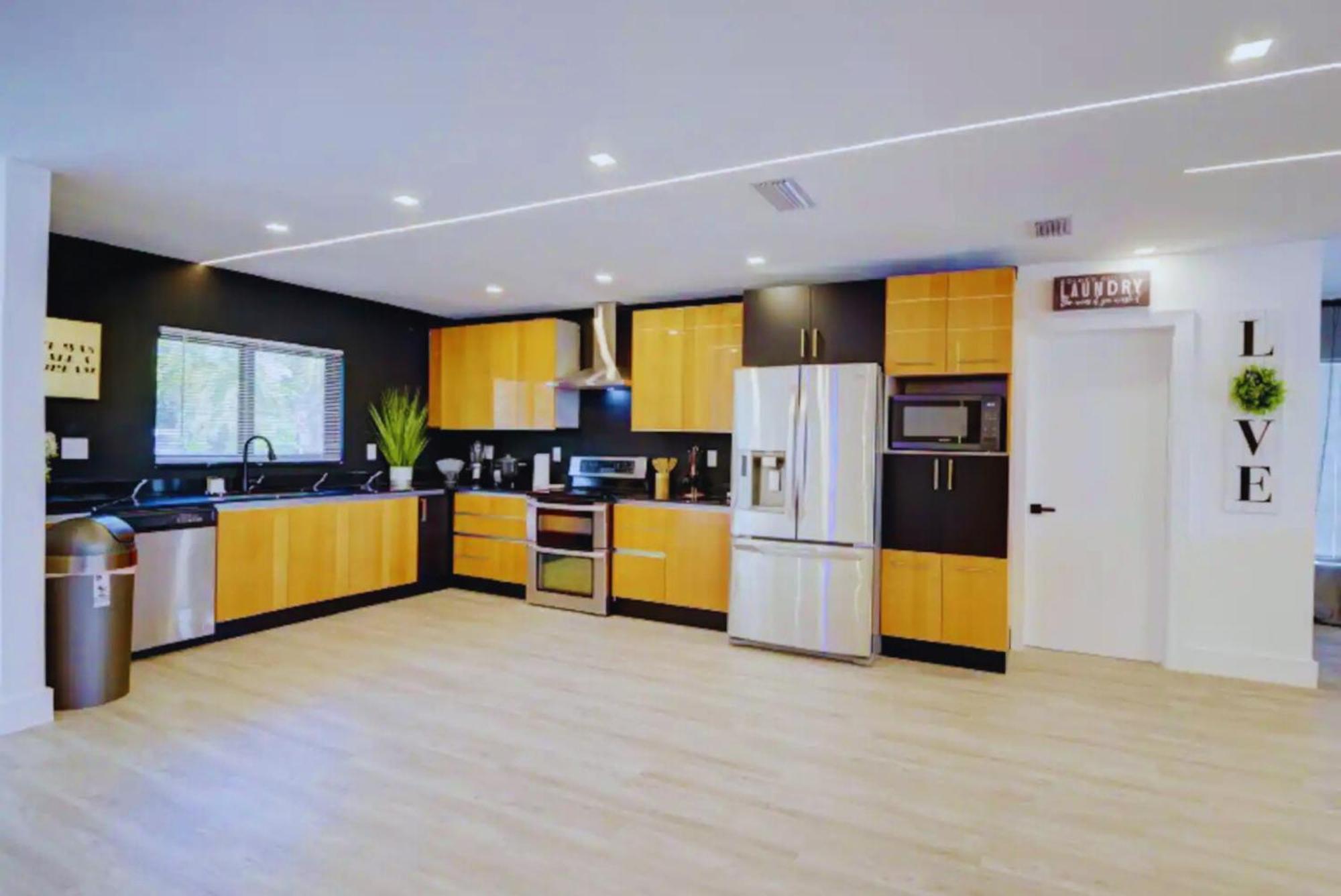 Villa Luxe Waterfront Mansion W Private Nightclub, Cinema, Game Room, Gym & Pool Miami