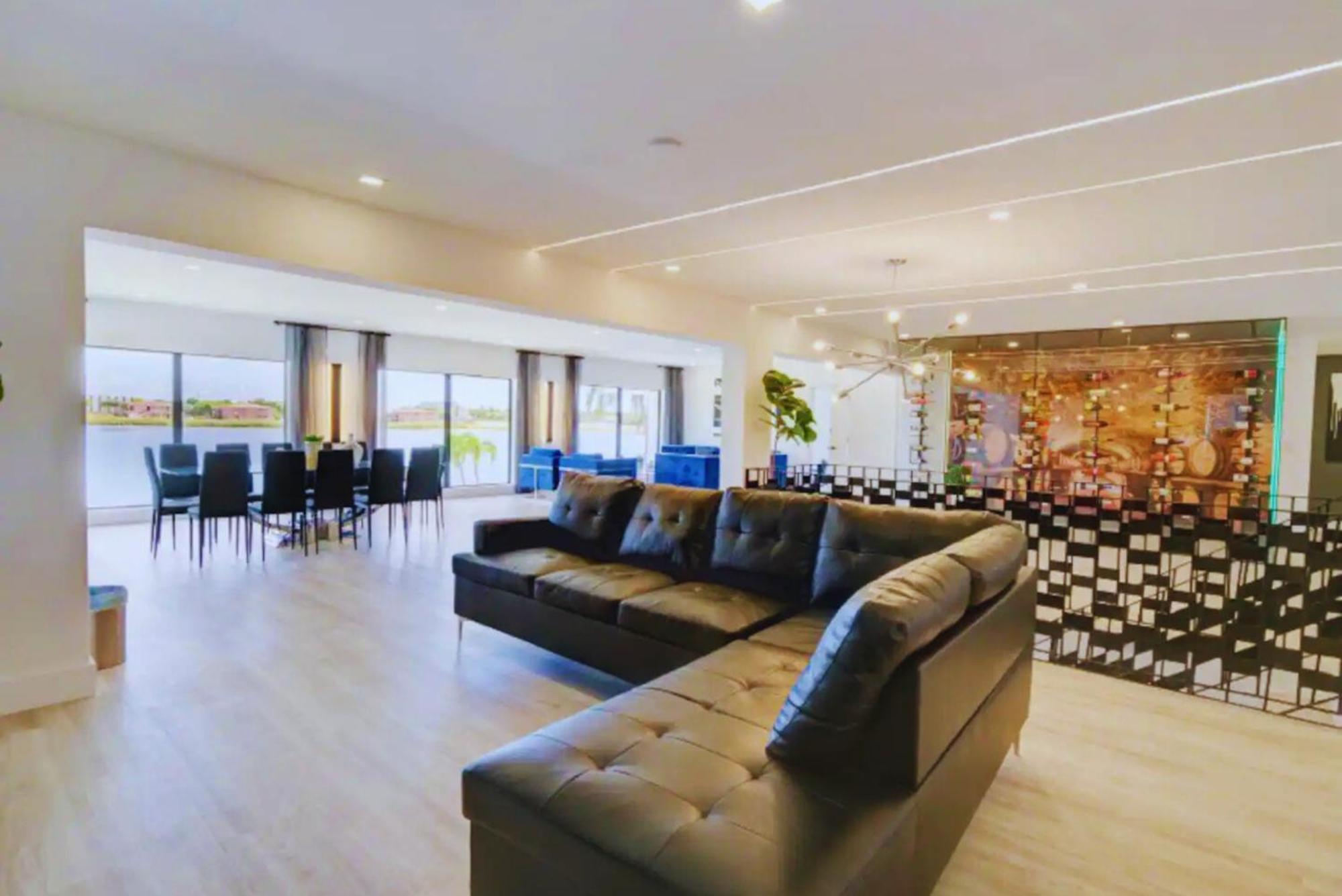 Villa Luxe Waterfront Mansion W Private Nightclub, Cinema, Game Room, Gym & Pool