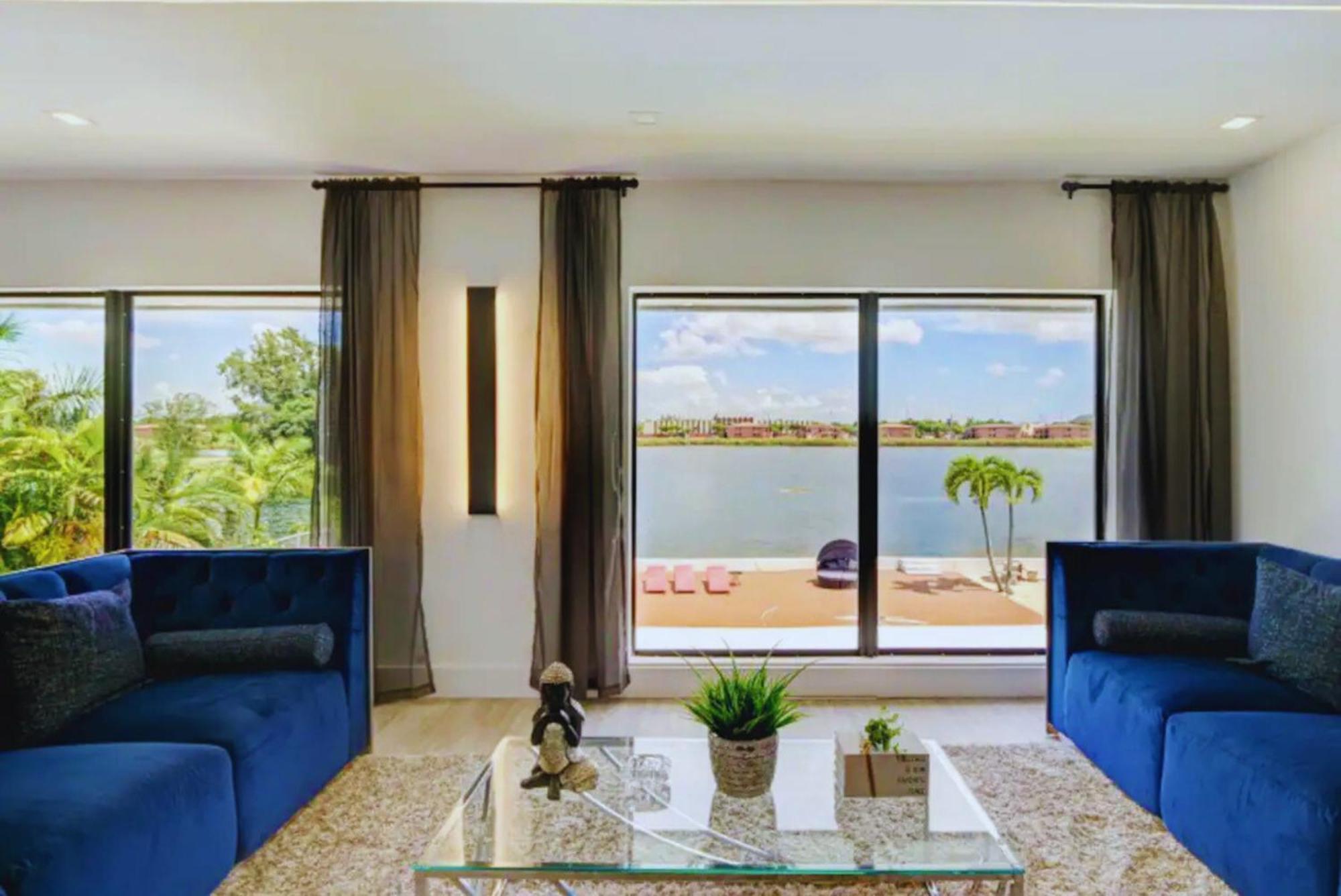 Luxe Waterfront Mansion W Private Nightclub, Cinema, Game Room, Gym & Pool Villa Miami