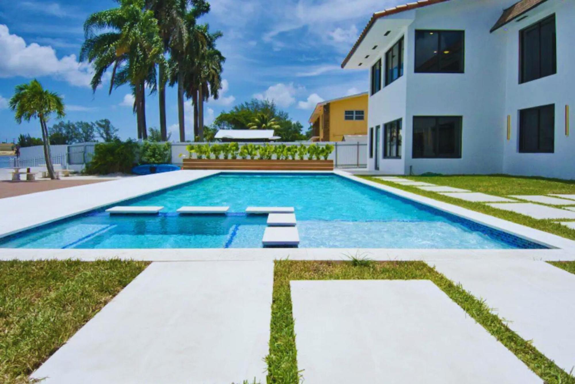 Pousada Luxe Waterfront Mansion W Private Nightclub, Cinema, Game Room, Gym & Pool Miami