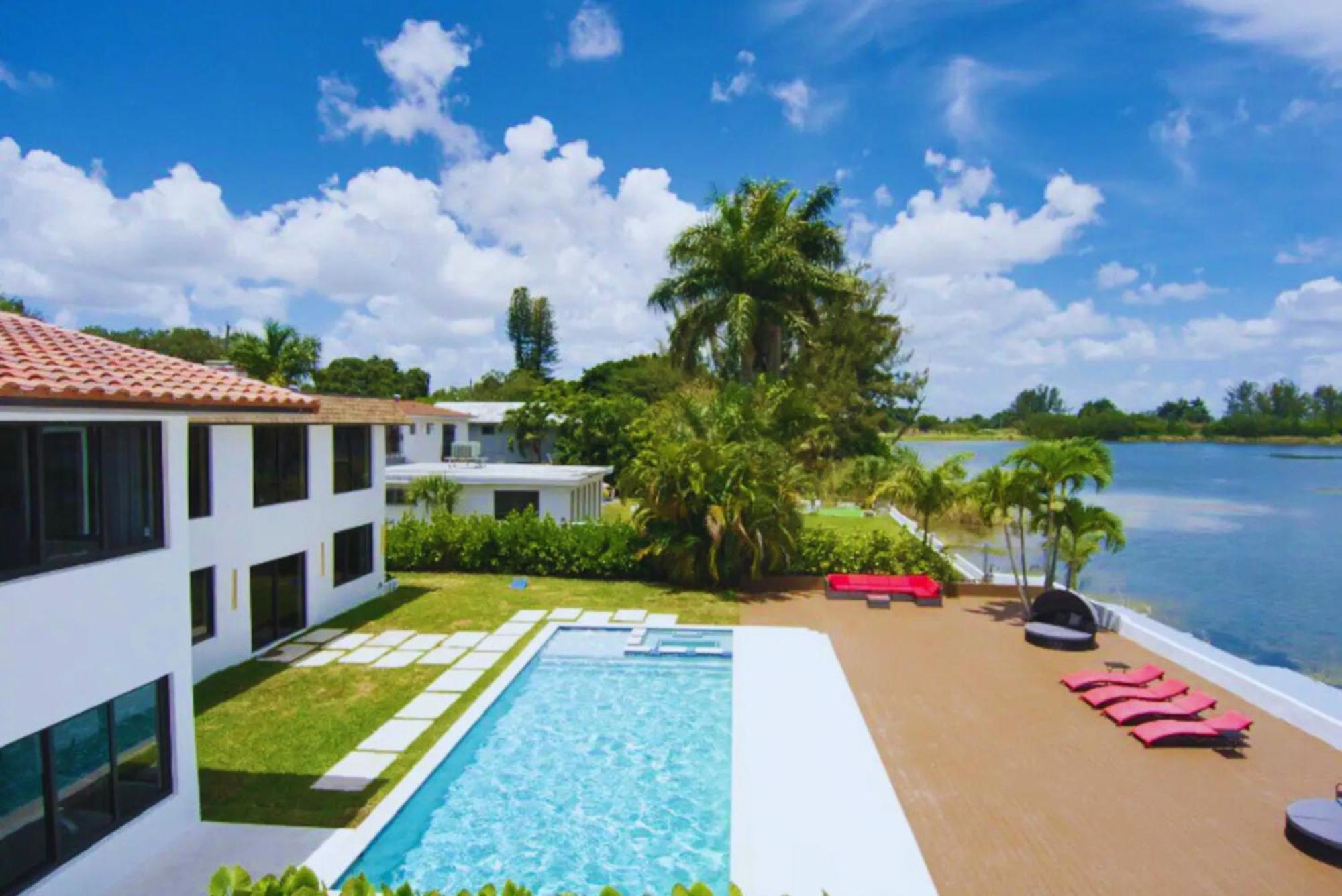 Villa Luxe Waterfront Mansion W Private Nightclub, Cinema, Game Room, Gym & Pool Miami