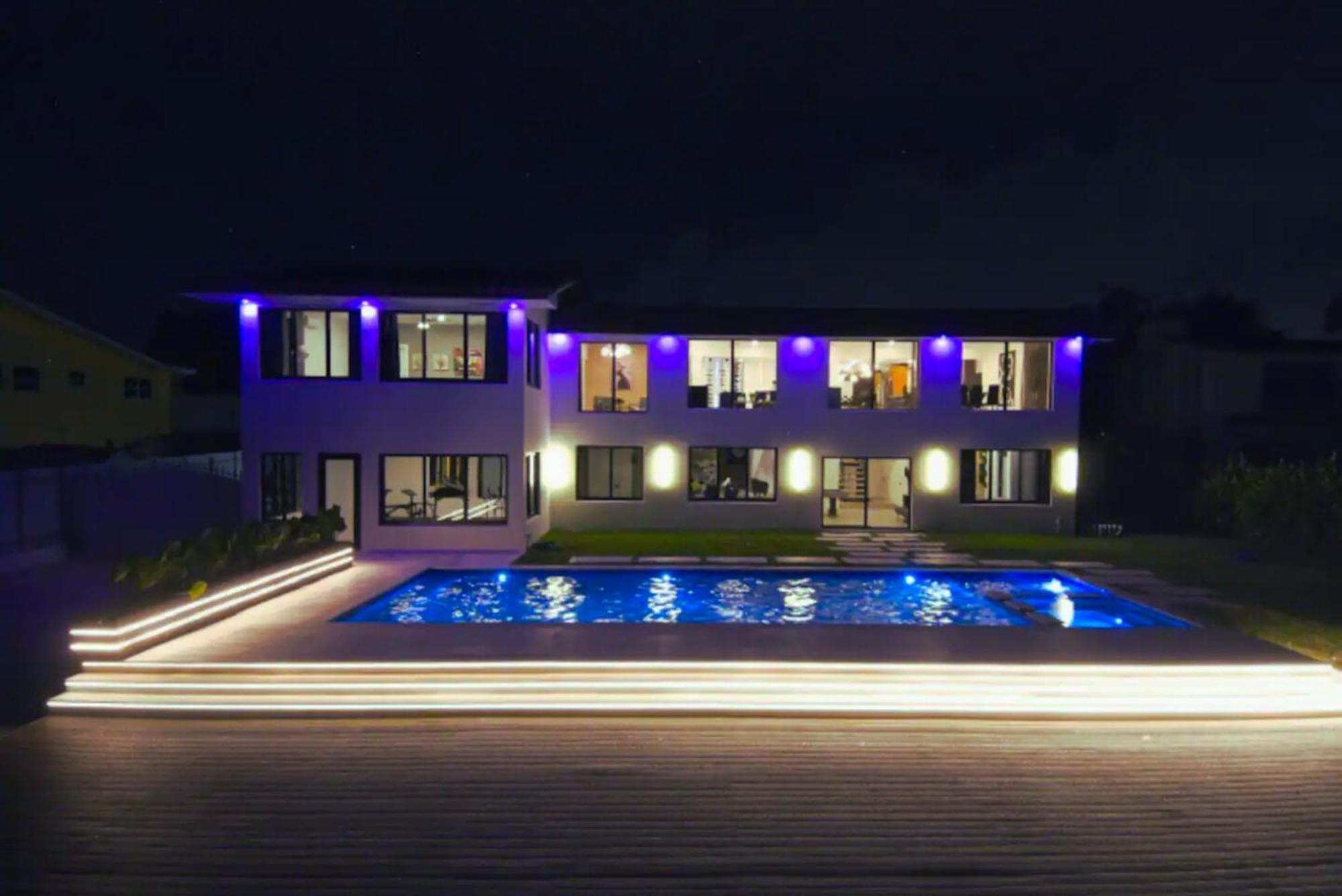 Pousada Luxe Waterfront Mansion W Private Nightclub, Cinema, Game Room, Gym & Pool Miami